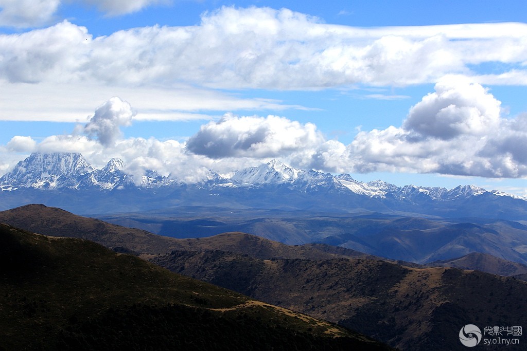 远眺贡嘎雪山