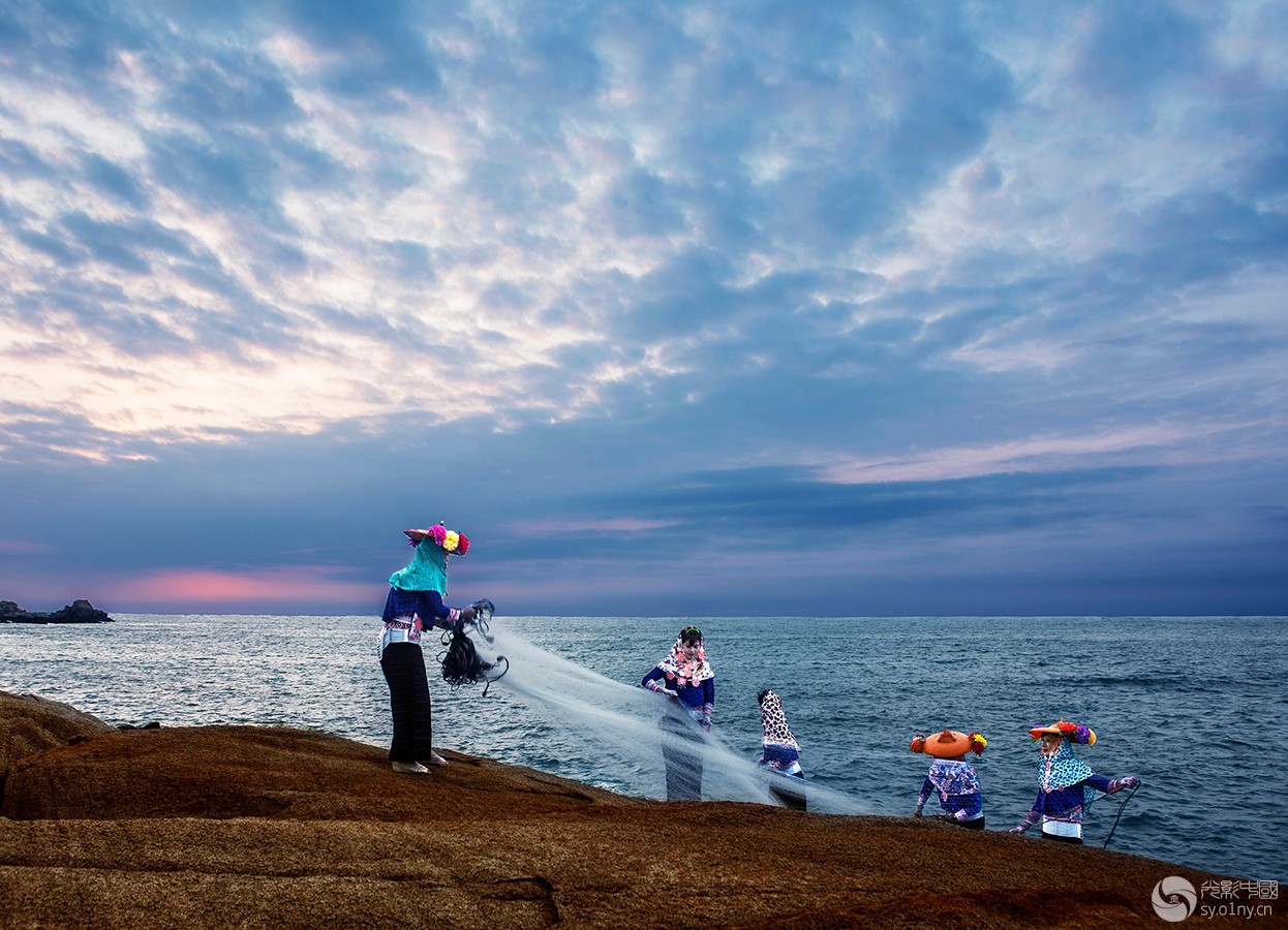 渔家姑娘在海边-行摄风光-36行南阳社区-36.01