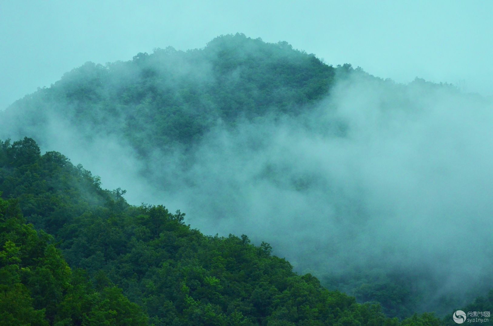 云雾绕山