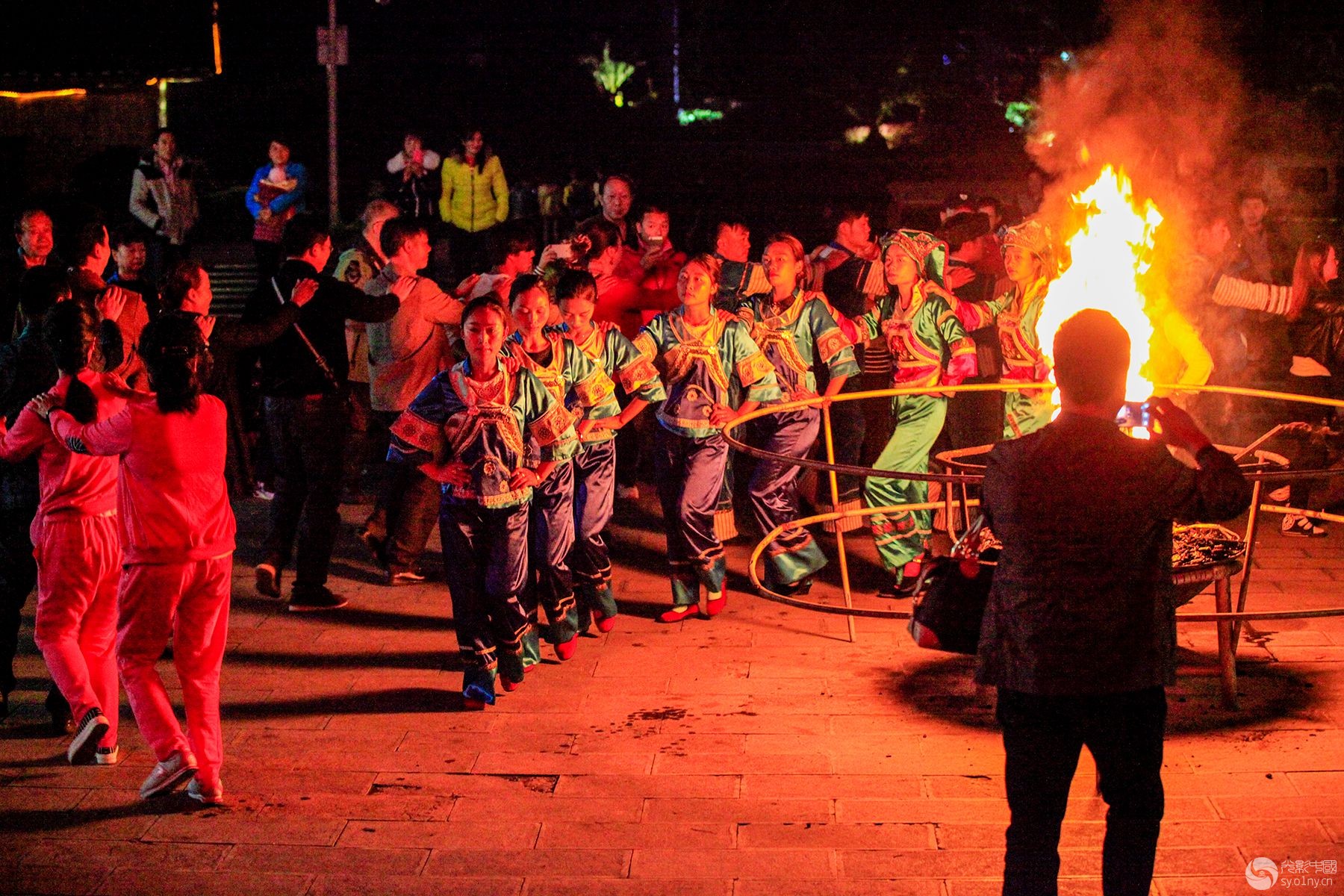 布依族篝火晚会 3