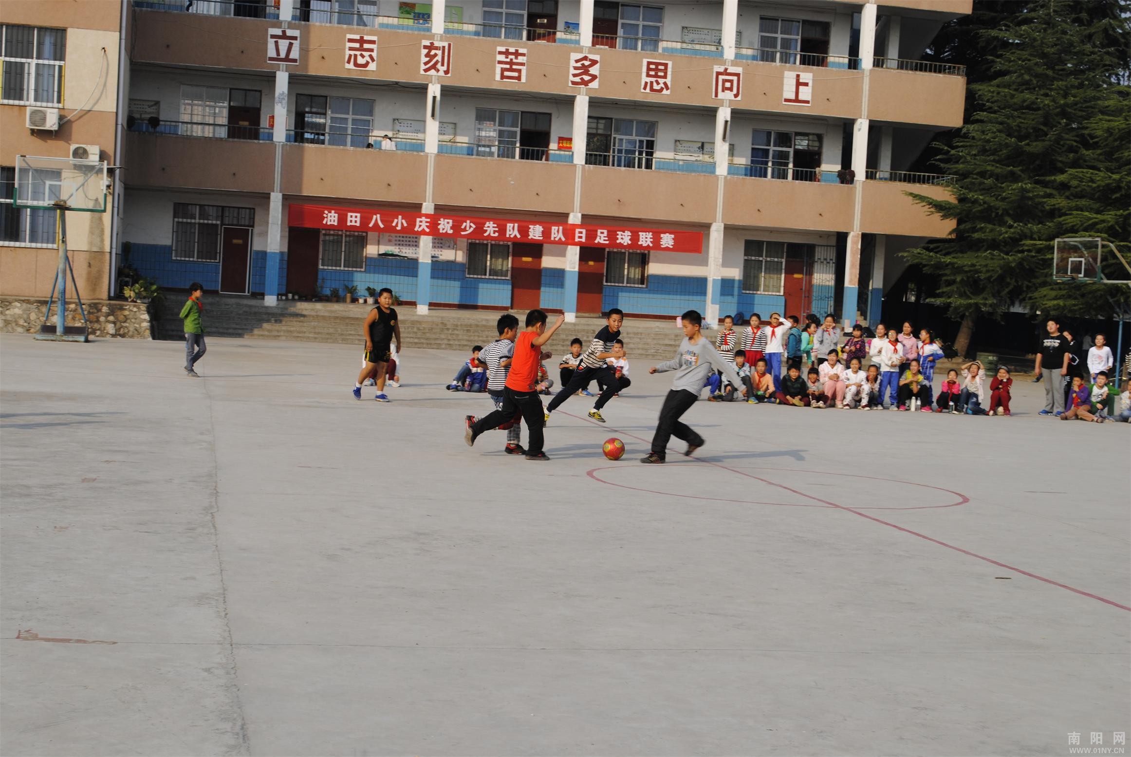 南阳市油田第八小学举行庆祝少先队建队日足球
