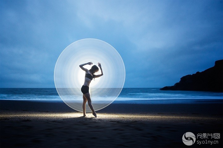 细腻的光影艺术加上舞蹈 呈现震撼的光绘摄影