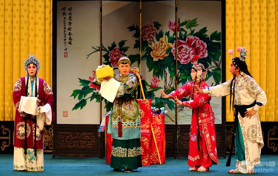 京剧《穆桂英挂帅》佘太君手捧帅印 剧照-舞台