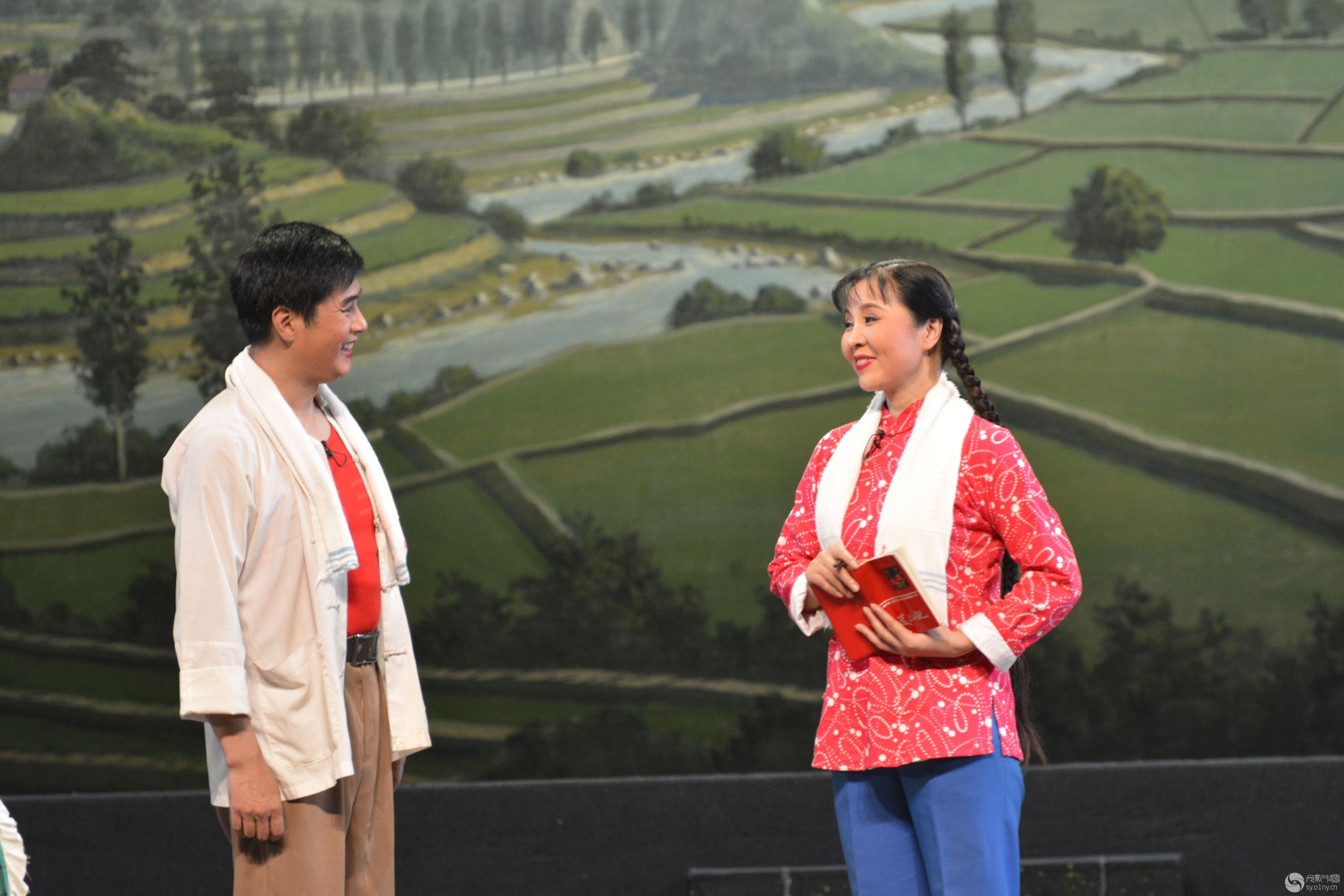 观看大型豫剧现代戏《朝阳沟》,学习舞台拍摄