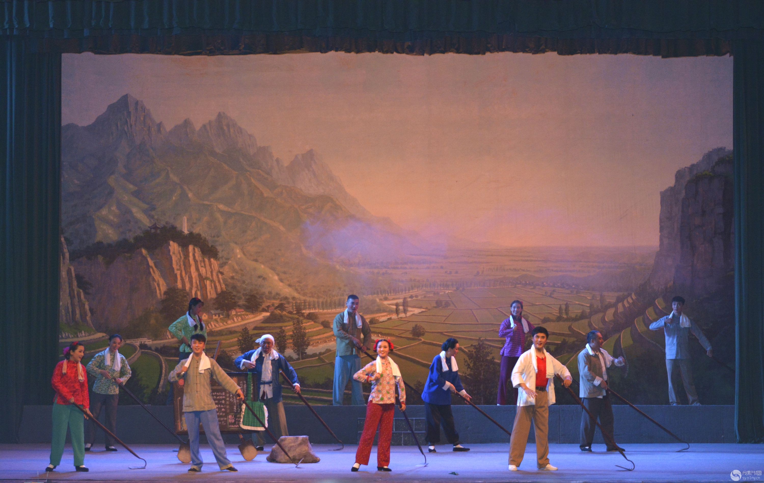 观看大型豫剧现代戏《朝阳沟》,学习舞台拍摄