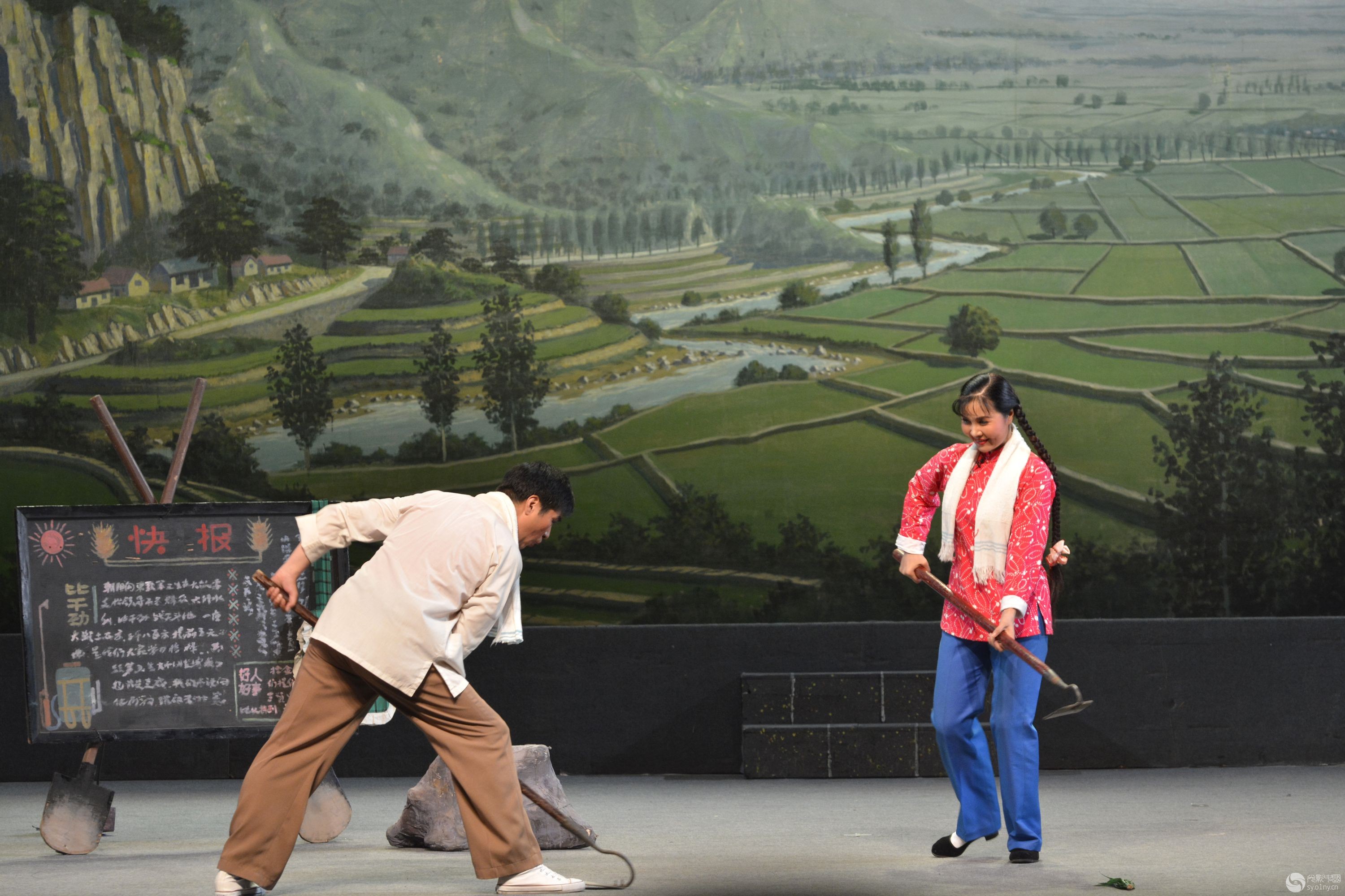 观看大型豫剧现代戏《朝阳沟》,学习舞台拍摄