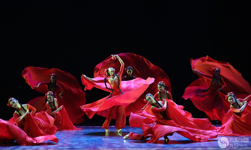 维吾尔族女子群舞《丝路红》6