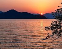 《日出泸沽湖》