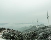 雪盖雾罩石柱山