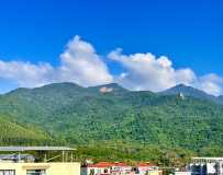 峿