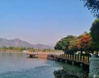峿