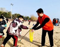 中囯·南阳青年志愿者白河湿地人工沙滩清捡垃圾受青睐
