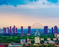 峿