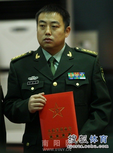 刘国梁被授予大校军衔 少帅:争取再上台阶
