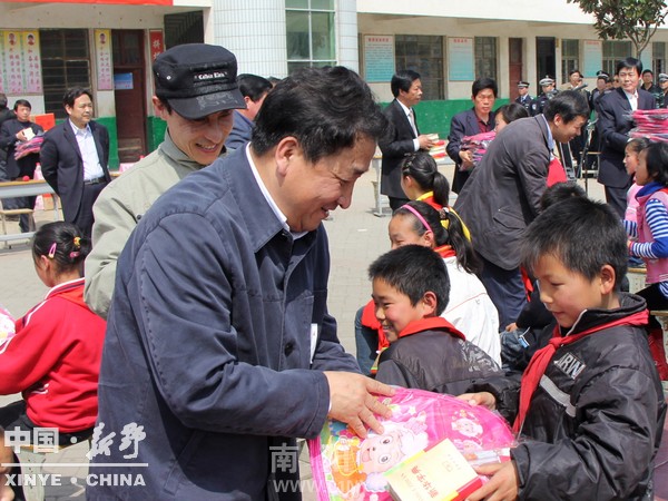 中国文学艺术基金会捐助新野学子-新野-南阳网