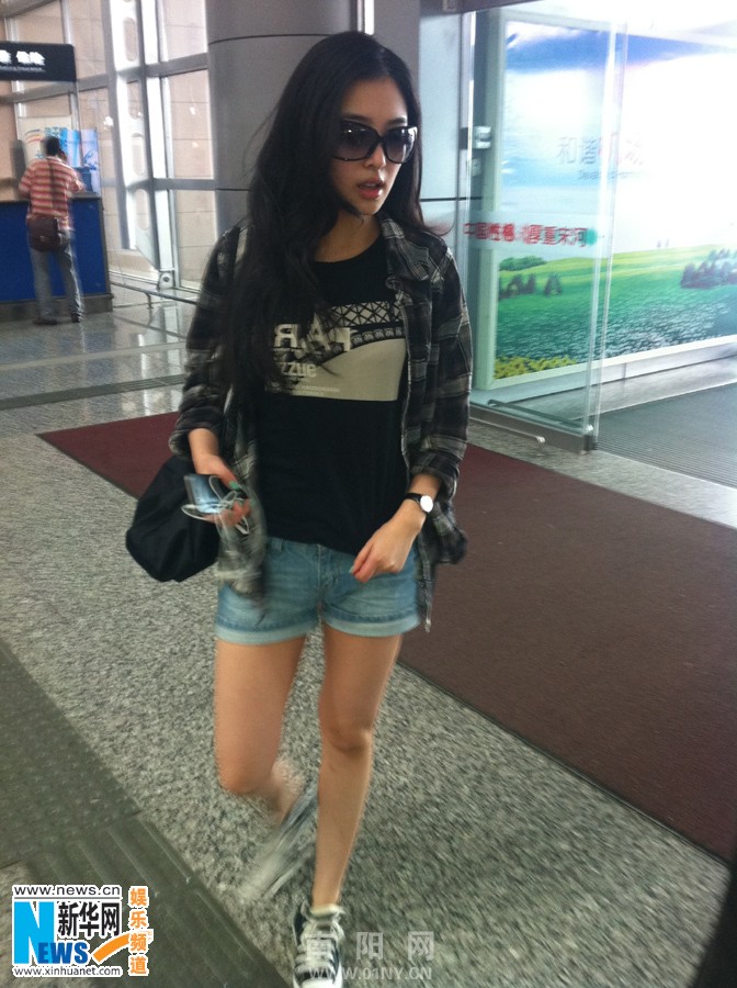 张含韵素颜现身机场 被网友偷拍浑然不知-热图