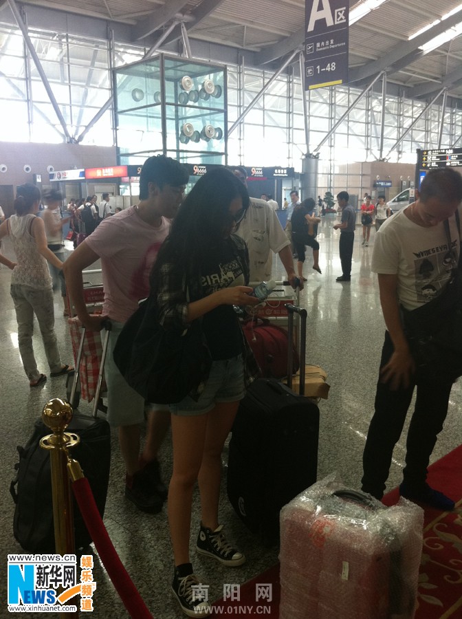 张含韵素颜现身机场 被网友偷拍浑然不知-热图