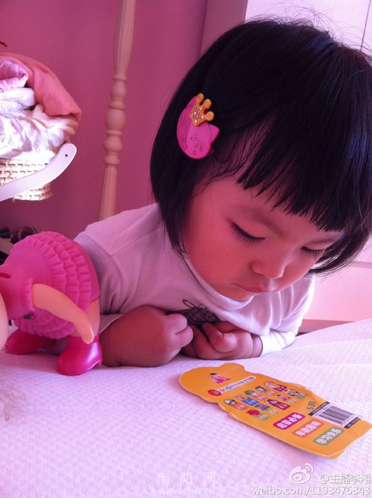 <em>李湘微博</em>曝两岁<em>女儿</em>王诗龄近照 学弹琴一丝不
