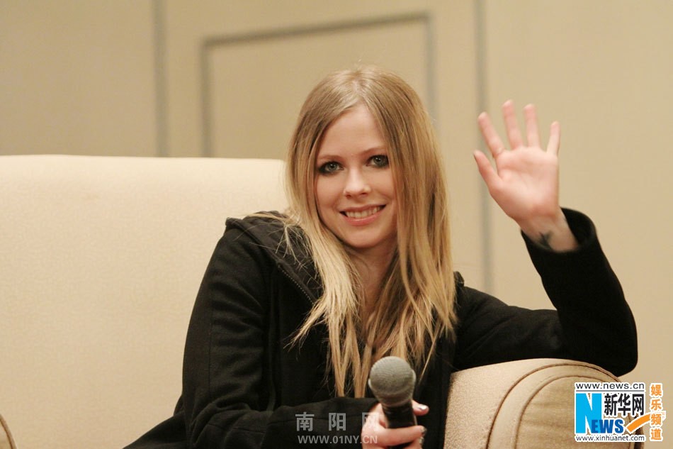  艾薇儿 亮相 江苏卫视 跨年说中文 为人NICE爱吃