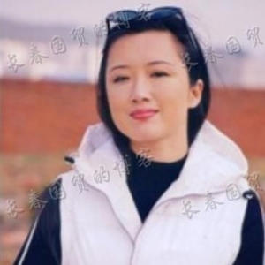 侯勇的前妻名叫沈蓉,也曾是一位出色的演员